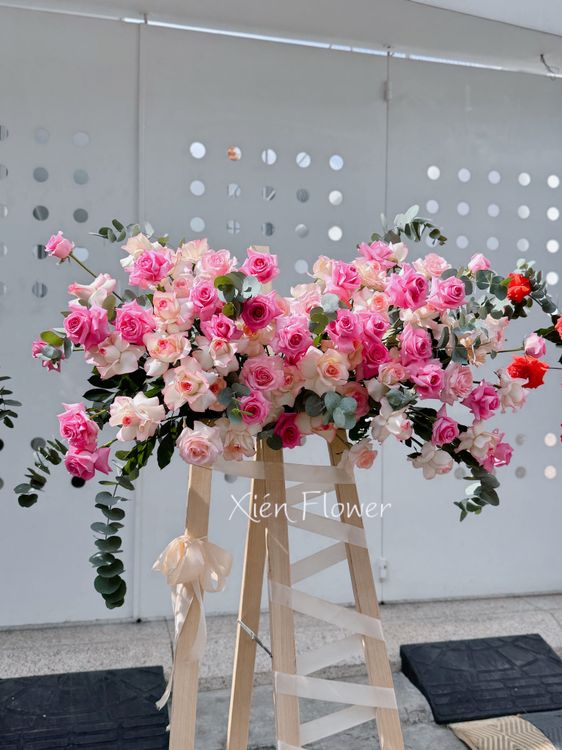 Kệ Hoa Chúc Mừng Vươn Xa
